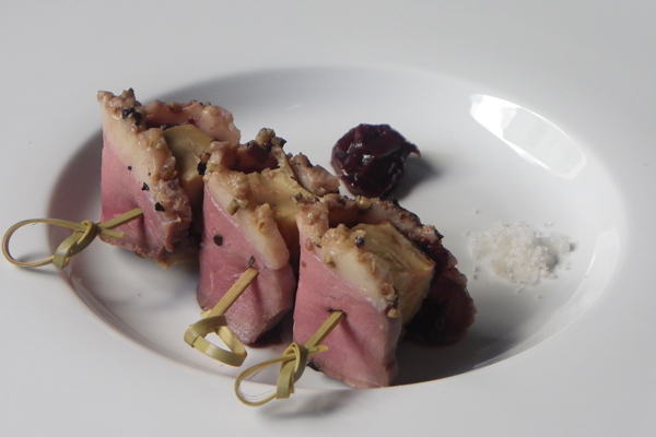 Magret de canard fumé maison au bois de hêtre, chutney de cerises et coeur de foie gras